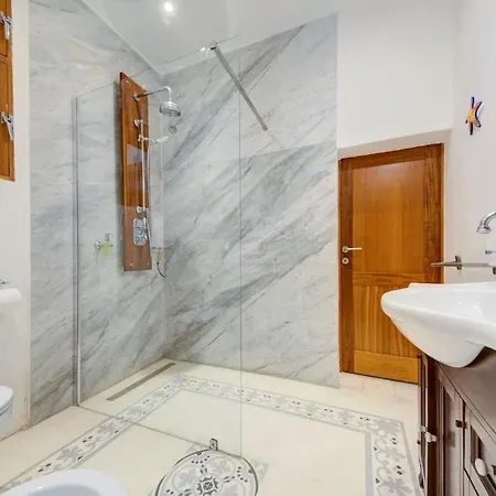Quaint Townhouse In Apartment