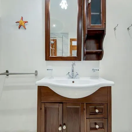 Quaint Townhouse In *