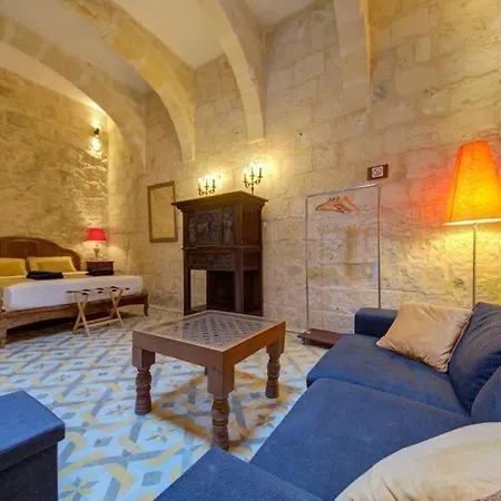 Quaint Townhouse In Apartment *