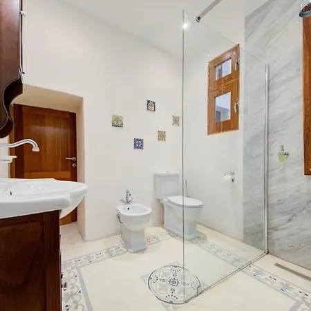 Beautiful Townhouse In The Three Cities Апартаменты *