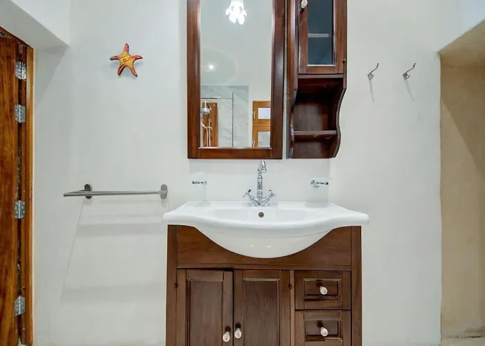 Quaint Townhouse In *