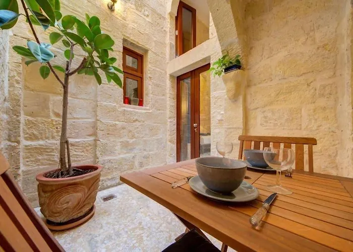 Quaint Townhouse In 아파트